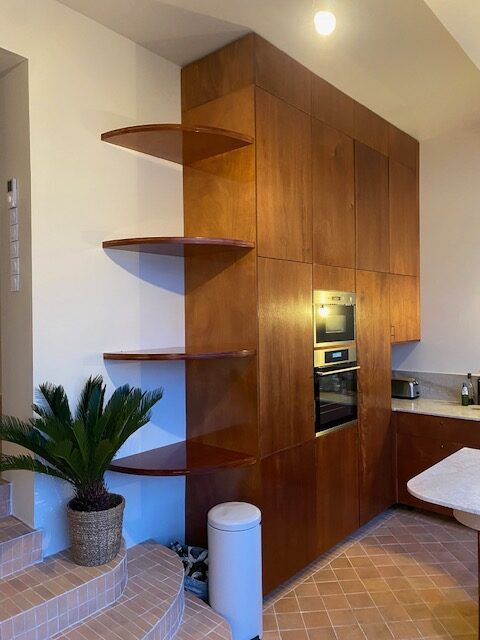 Aménagement de cuisine avec meuble en bois réalisé par Drahce Ébéniste